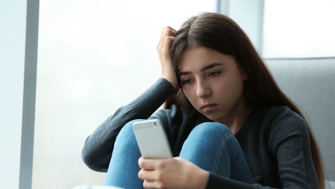 Beratung per Telefon bei Zeugissorgen © New Africa/AdobeStock